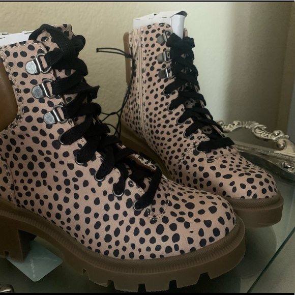 Super Cute Chunky Heel Lace up Boots w\ zipper!!😍 - Picture 3 of 4